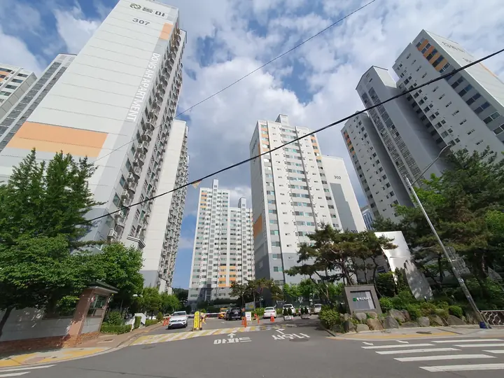 길 건너에서 본 동 전경