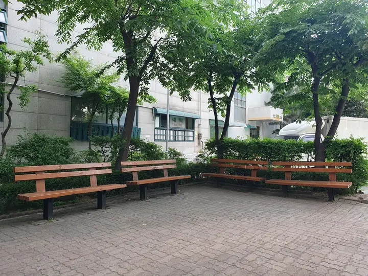 벤치를 둔 쉼터