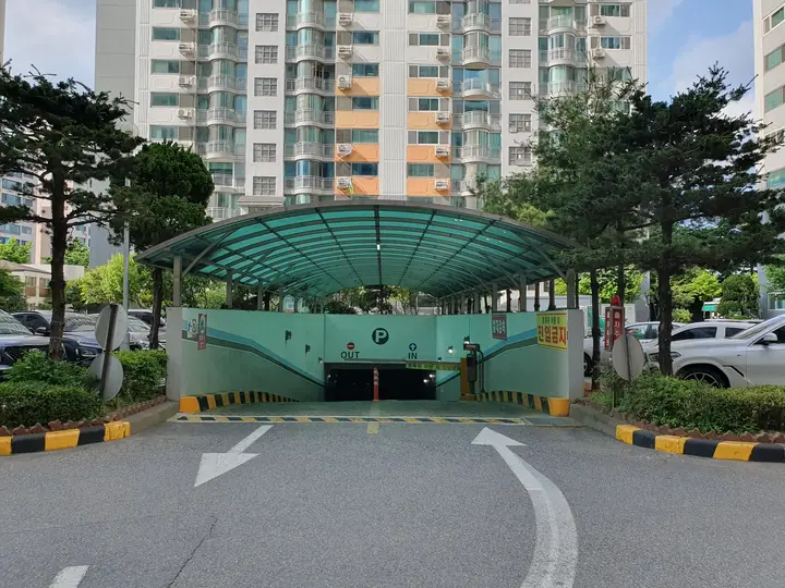 P 표지의 지하주차장 입구