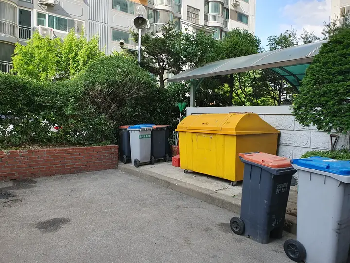 지붕 아래 수거함