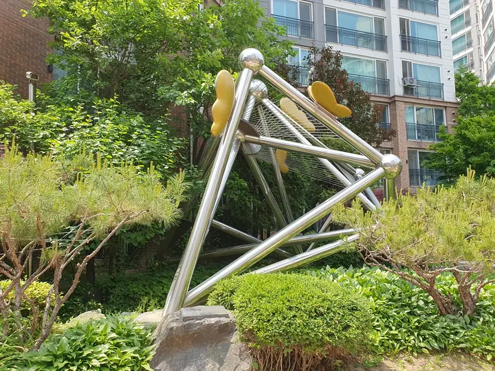 나비가 앉은 은빛 구 조형물