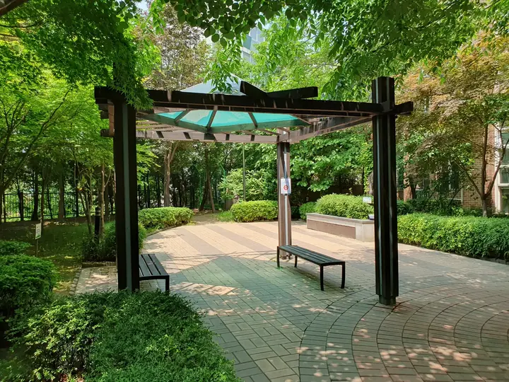 퍼걸러가 선 원형 마당