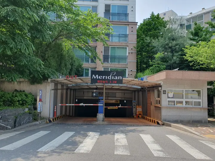 Meridian 지하주차장 입구