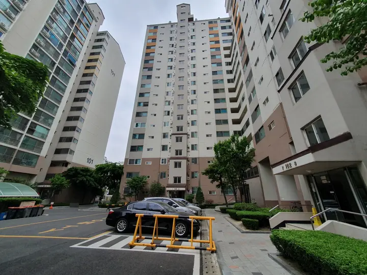 차단기가 선 안길과 동