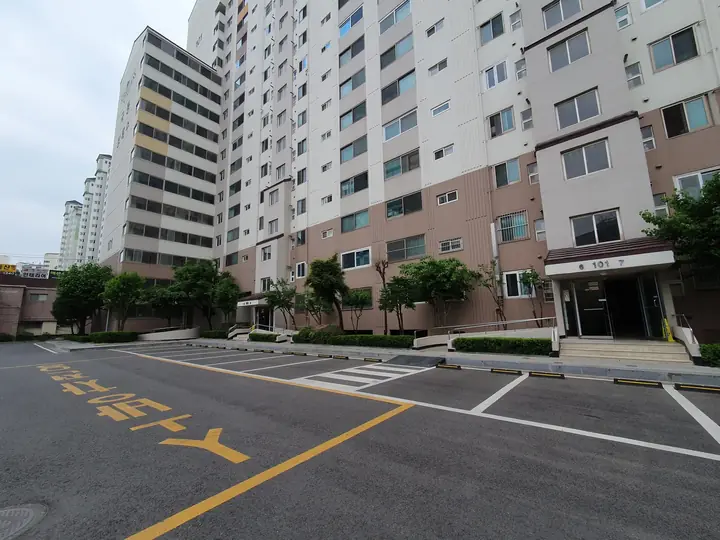 동 출입구 앞 주차장