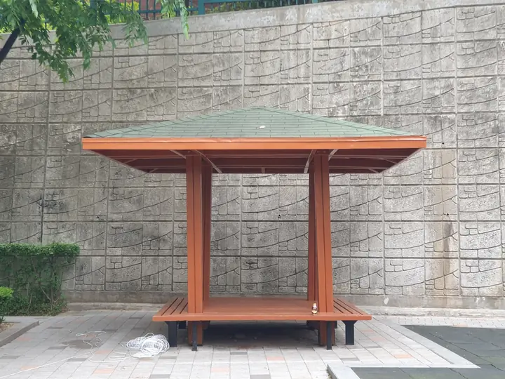 옹벽 앞 나무 정자