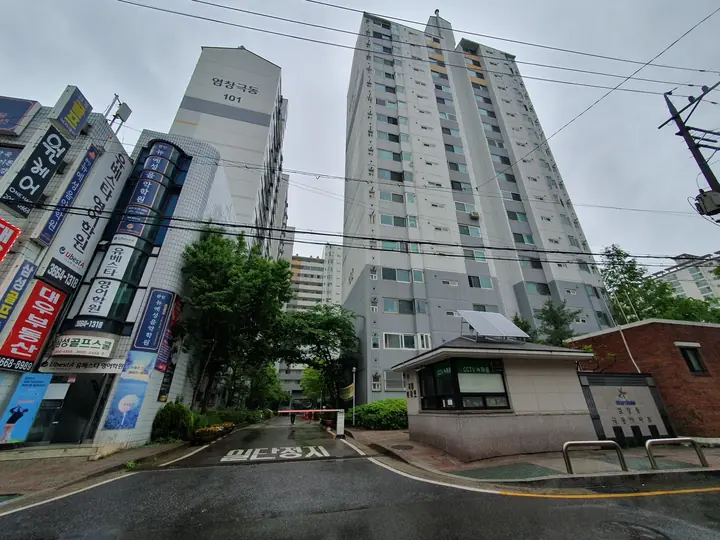 상가 골목에서 본 101동과 후문