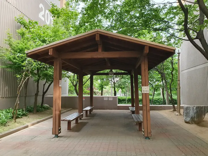 목재 정자와 벤치