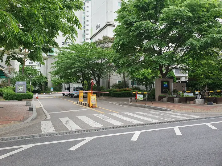 차단기가 선 정문