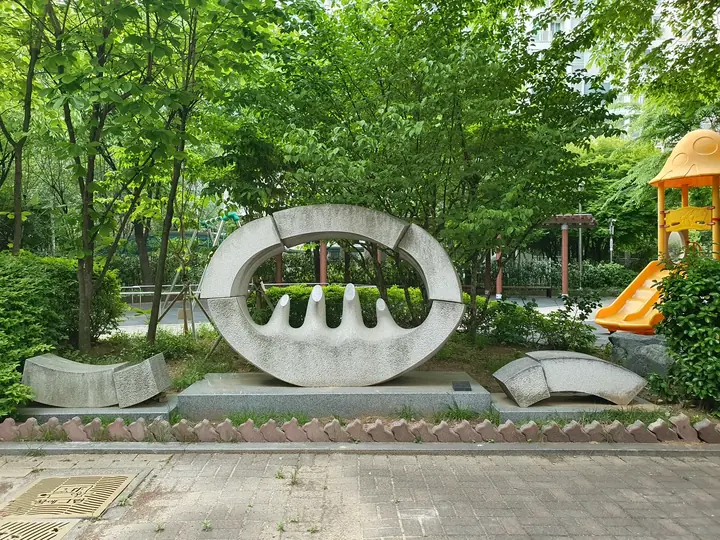 원형 석조 조형물
