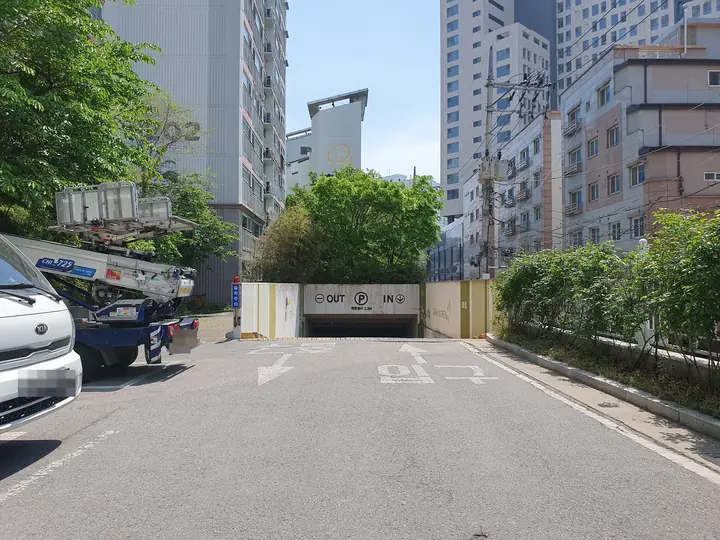 지하주차장 입구