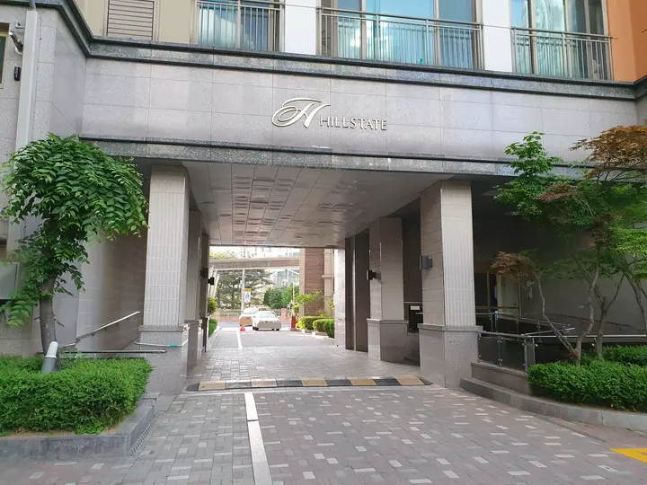 HILLSTATE 필로티 보행 통로