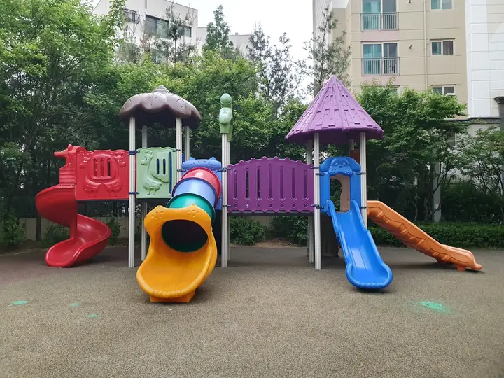 버섯 지붕 놀이대와 미끄럼틀