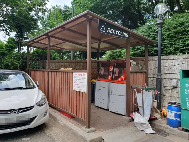 RECYCLING 표지를 단 분리수거장