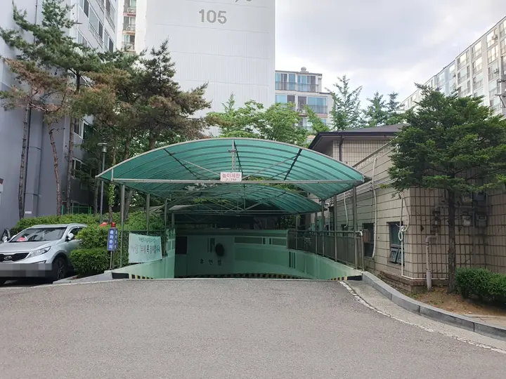 녹색 아치 지하주차장 출입구