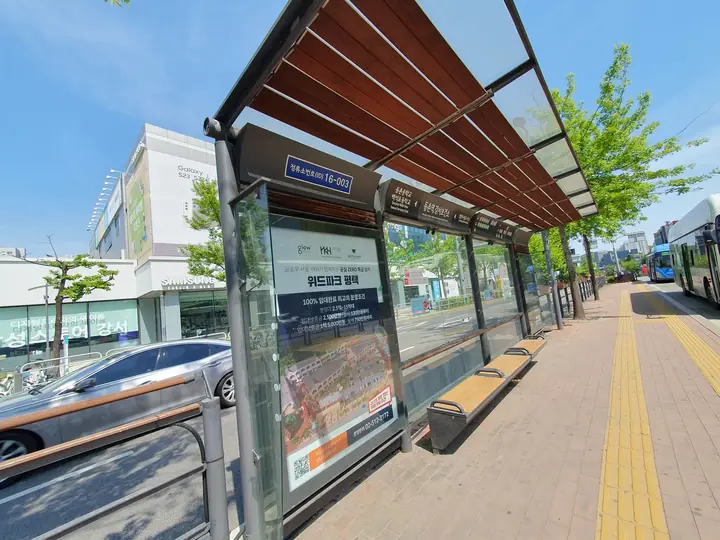 벤치가 놓인 버스 정류장