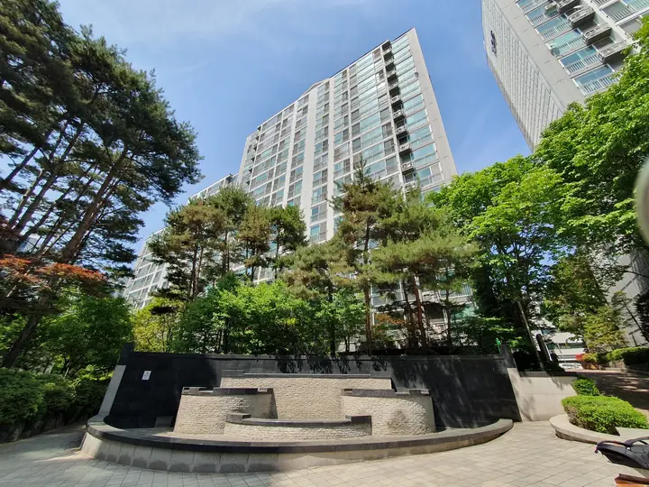 석조 벽천 광장 너머 동