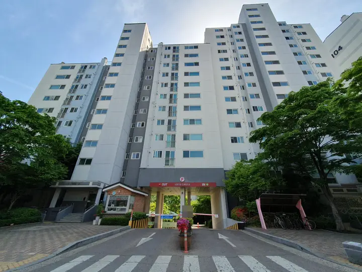 필로티 출입구 위로 선 동