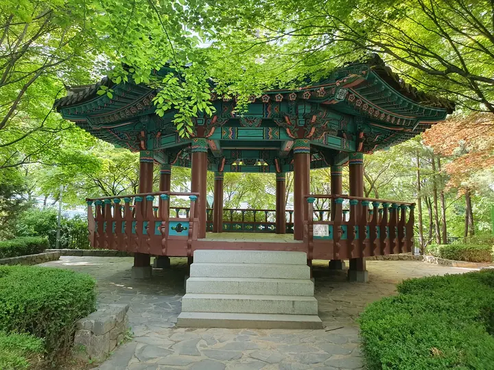 단청을 올린 팔각정