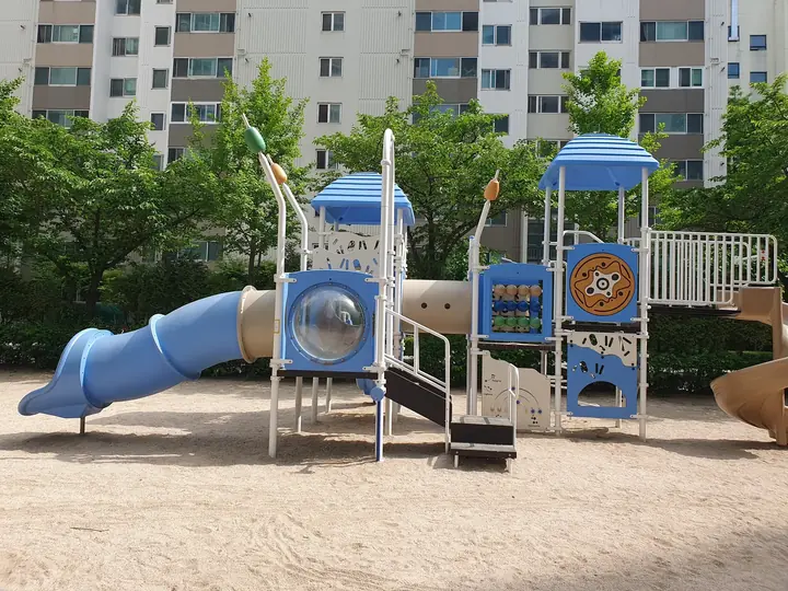 나선 미끄럼틀이 달린 모래 놀이터