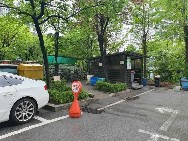 나무 사이 분리수거장
