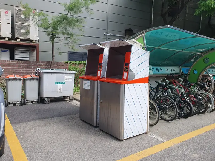 음식물 수거기와 자전거 보관대