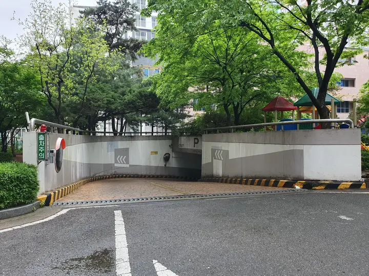 지하주차장 입구
