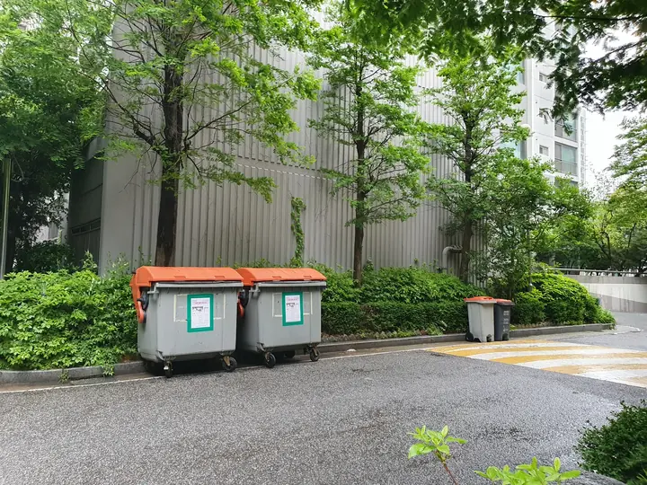 동 옆 수거함