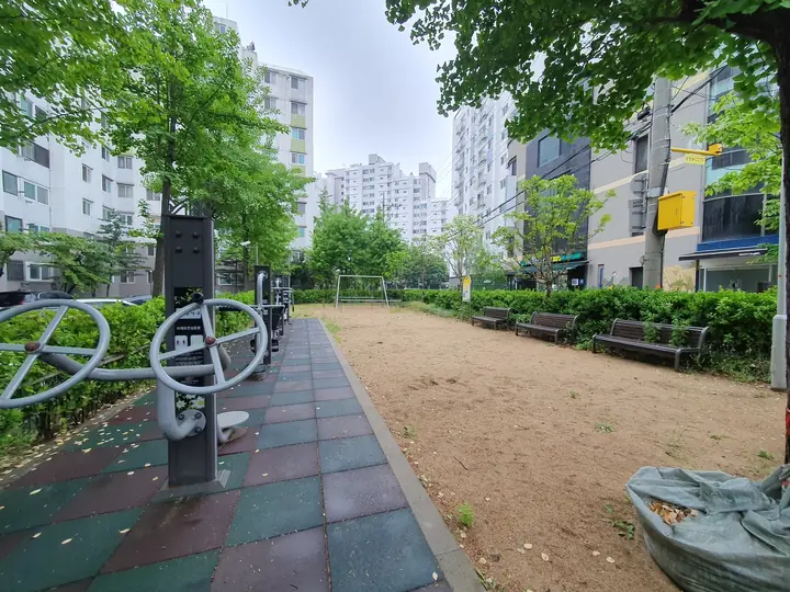 모래 운동장 옆 운동기구