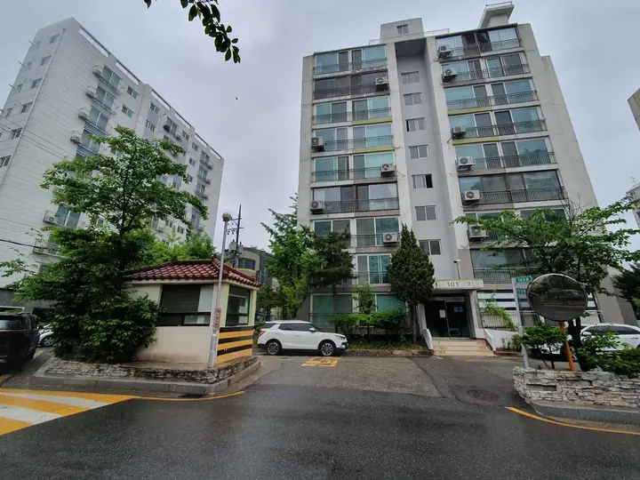 경비실 너머 101동