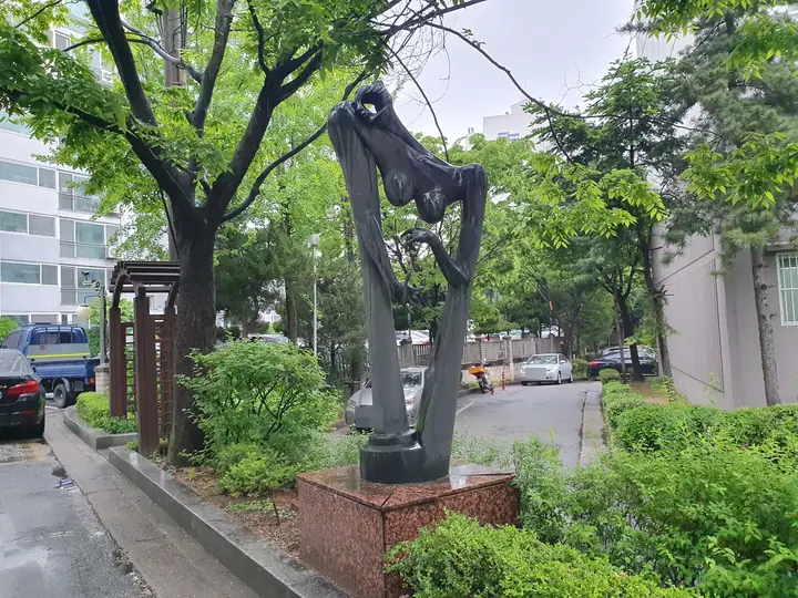 산책로 옆 조각상