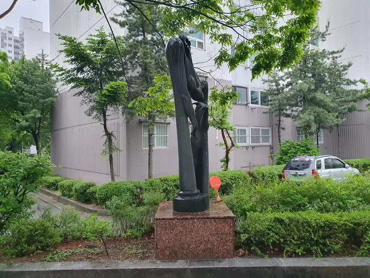 화단 속 조각상