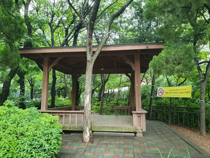 나무 그늘 속 정자