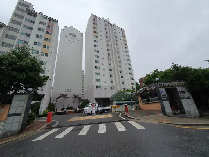 문주 너머 동 전경