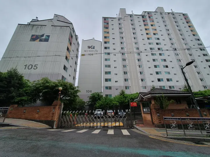 105동과 후문