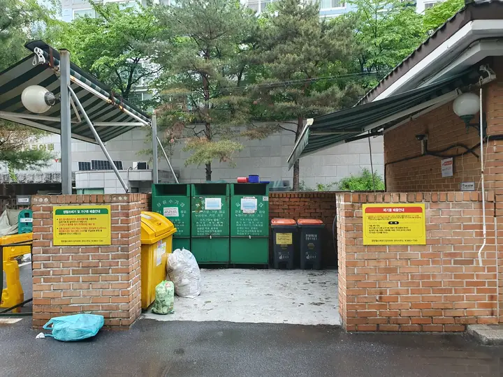 지붕 아래 분리수거장