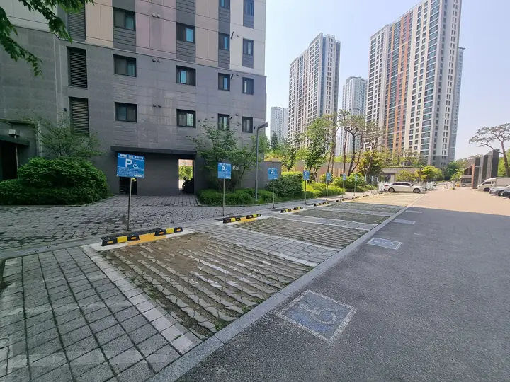 동 앞 지상 주차구역