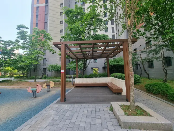 놀이터 옆 목재 퍼걸러 쉼터