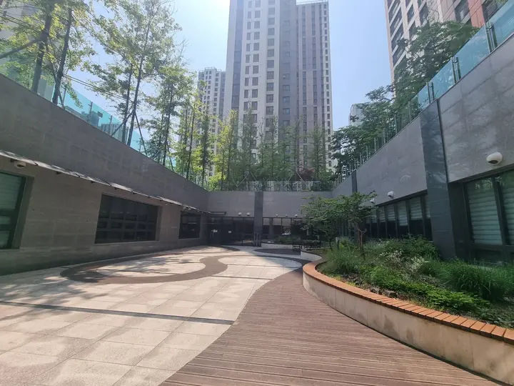 선큰 정원의 데크 산책로