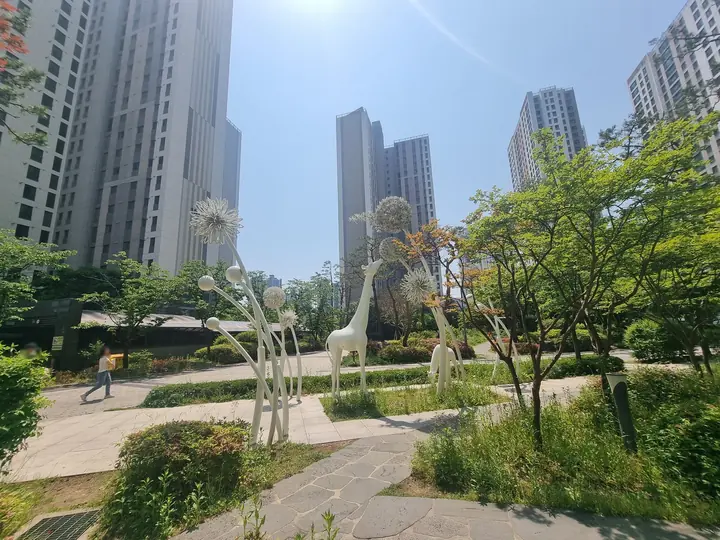 민들레 조형물이 선 정원 산책로