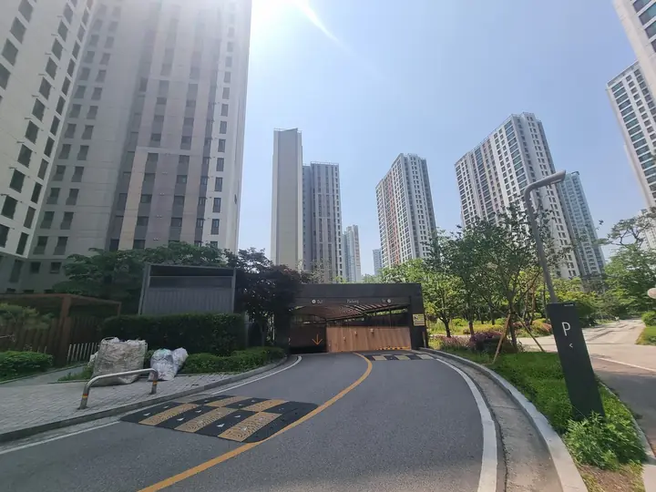 지하주차장 입구와 진입로
