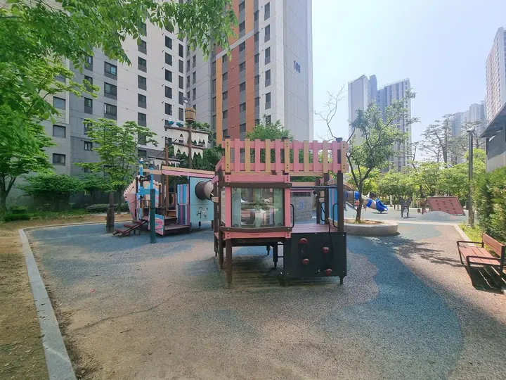 분홍 놀이집이 있는 놀이터