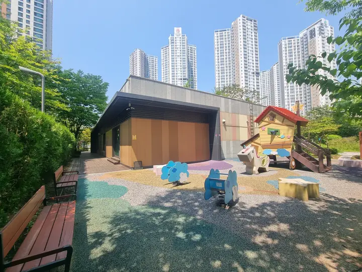 어린이집 옆 스프링 놀이기구