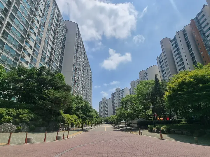 단지를 따라 이어진 넓은 보도
